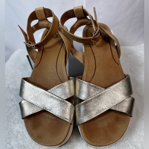 UGG Shoes - UGG Silver and Tan Sandals with Comfortable Design 🌴